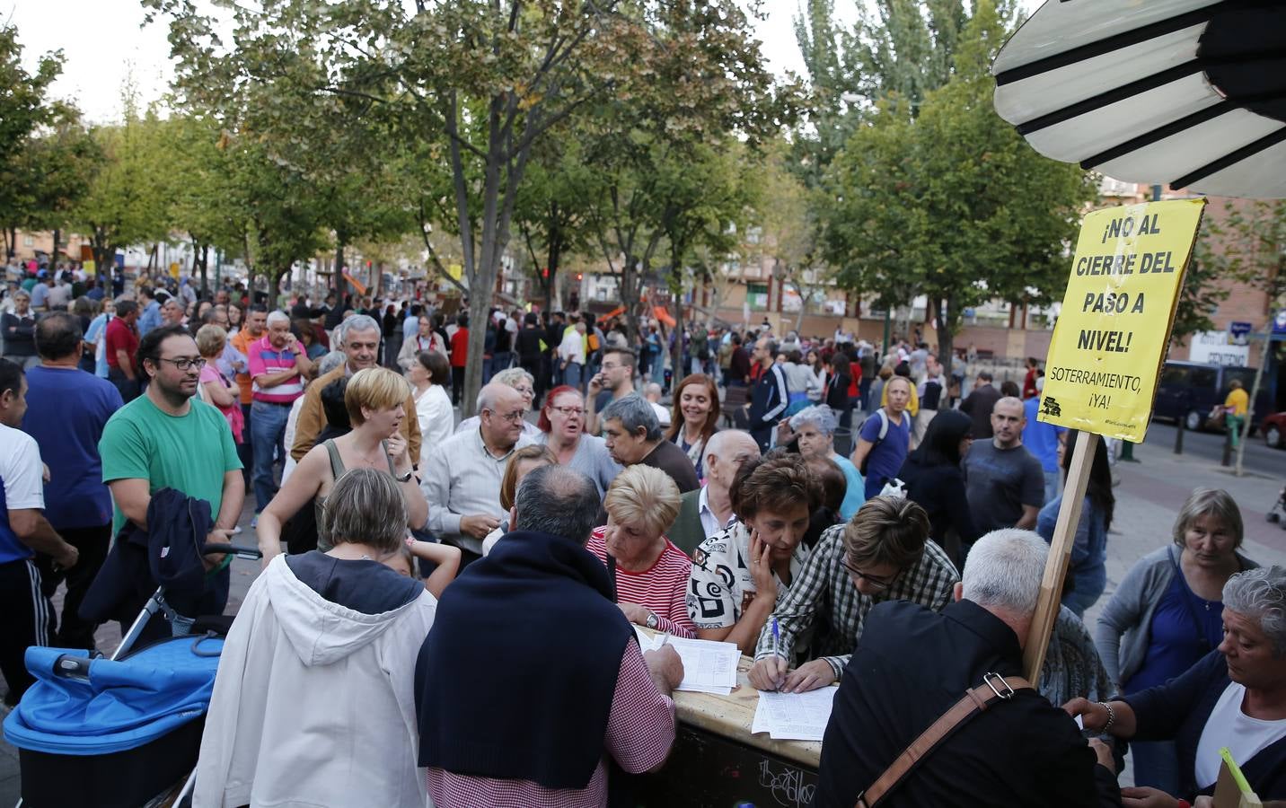 Manifestación contra el cierre del paso a nivel de Pilarica