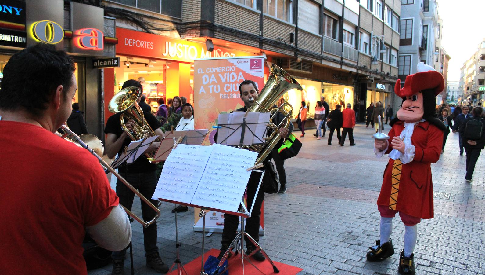 Espectáculo musical en la calle Mantería para animar el comercio