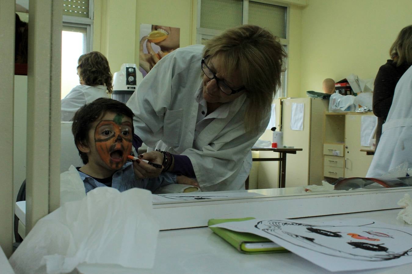 Taller de maquillaje para Halloween en el colegio Antonio Machado