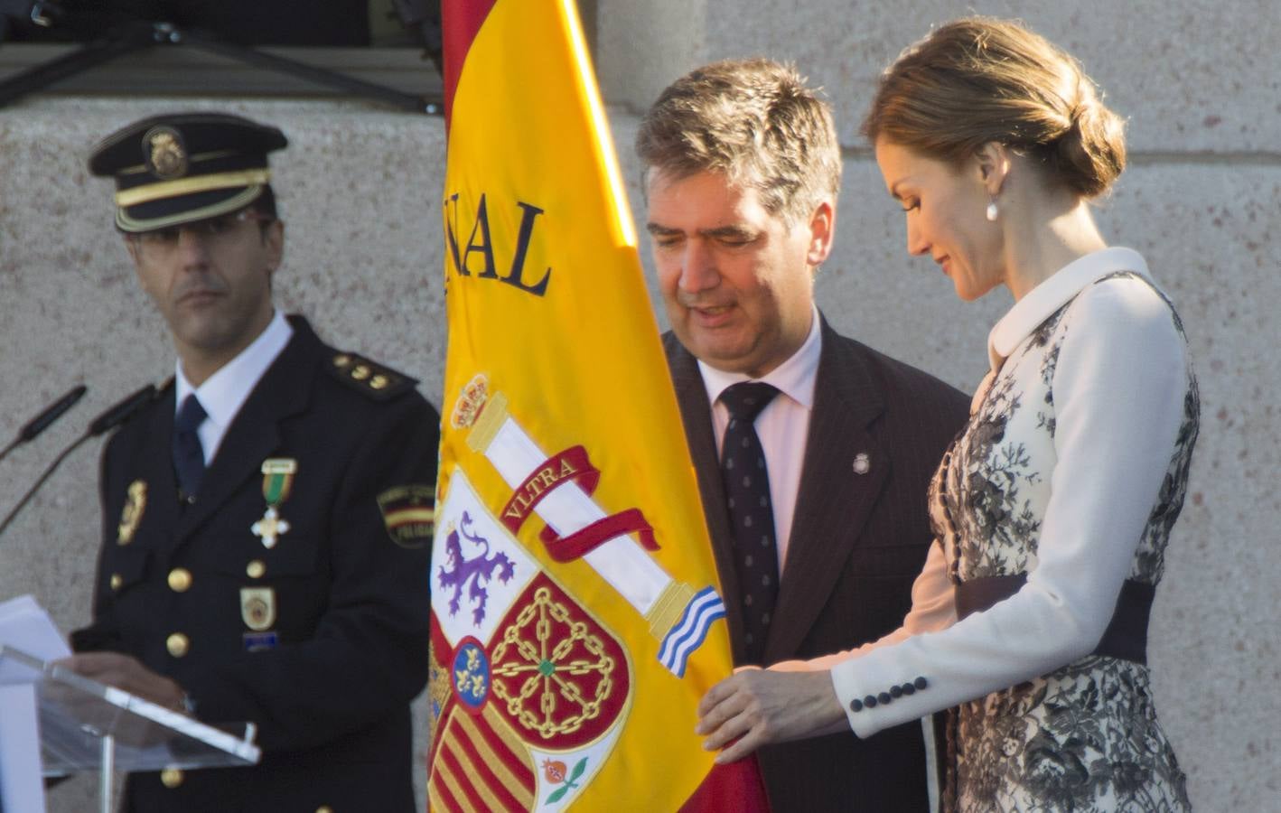 La reina Letizia entrega la Bandera de España al Cuerpo Nacional de Policía en Ávila