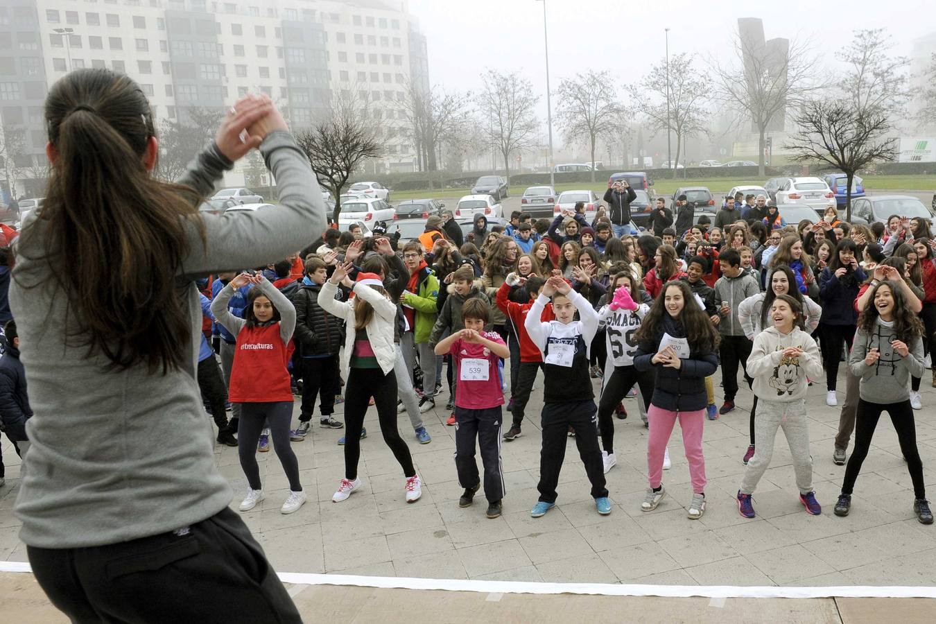 Alumnos del Pinar de la Rubia y de la Inmaculada bailan zumba antes de una marcha navideña