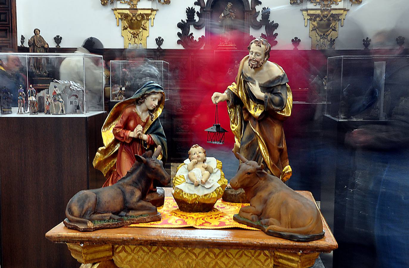 Exposición de belenes del mundo de la colección de Miguel Gallego en la sacristía de la iglesia de Rueda (Valladolid)