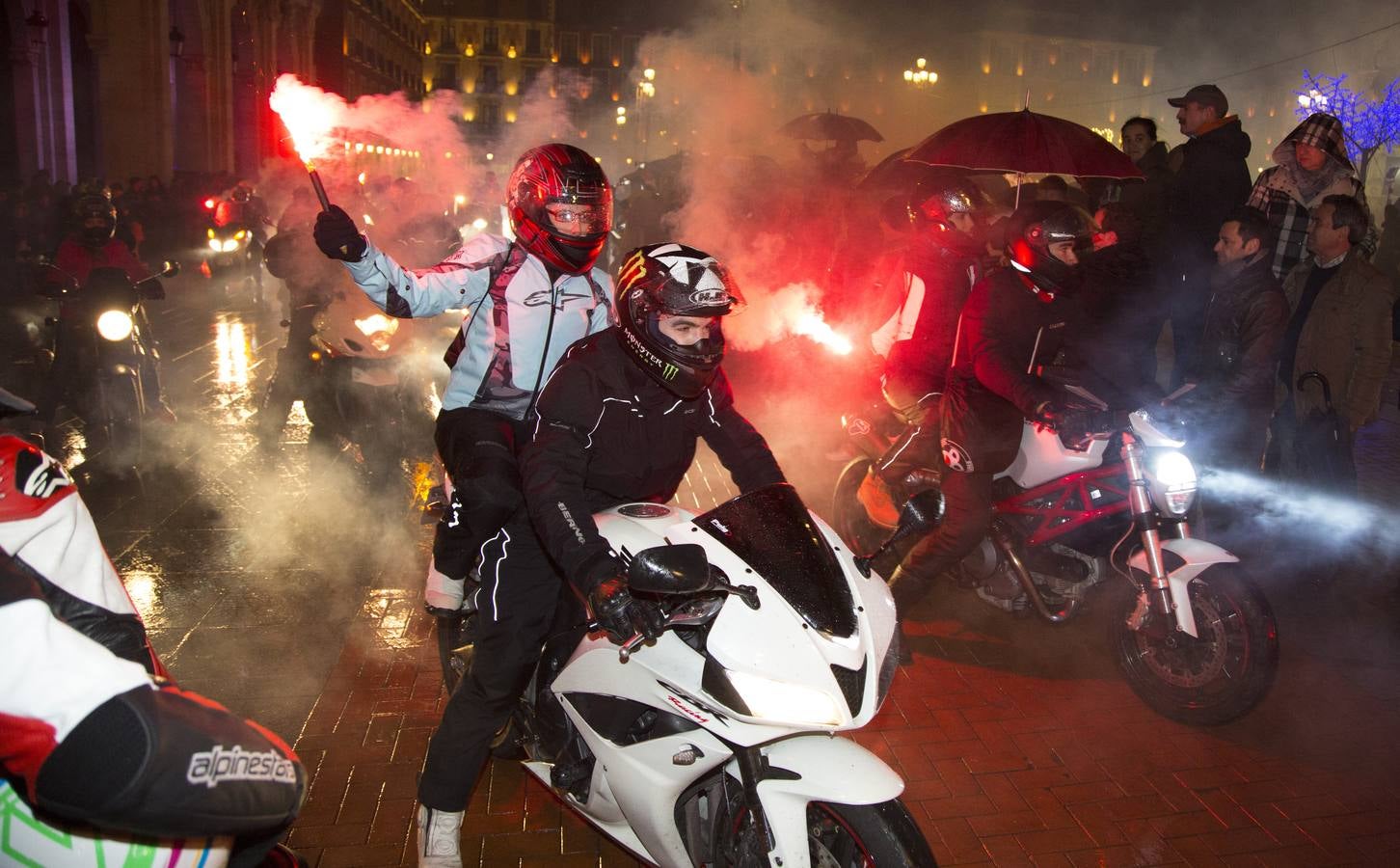 Desfile de antorchas en la Fiesta de la Moto