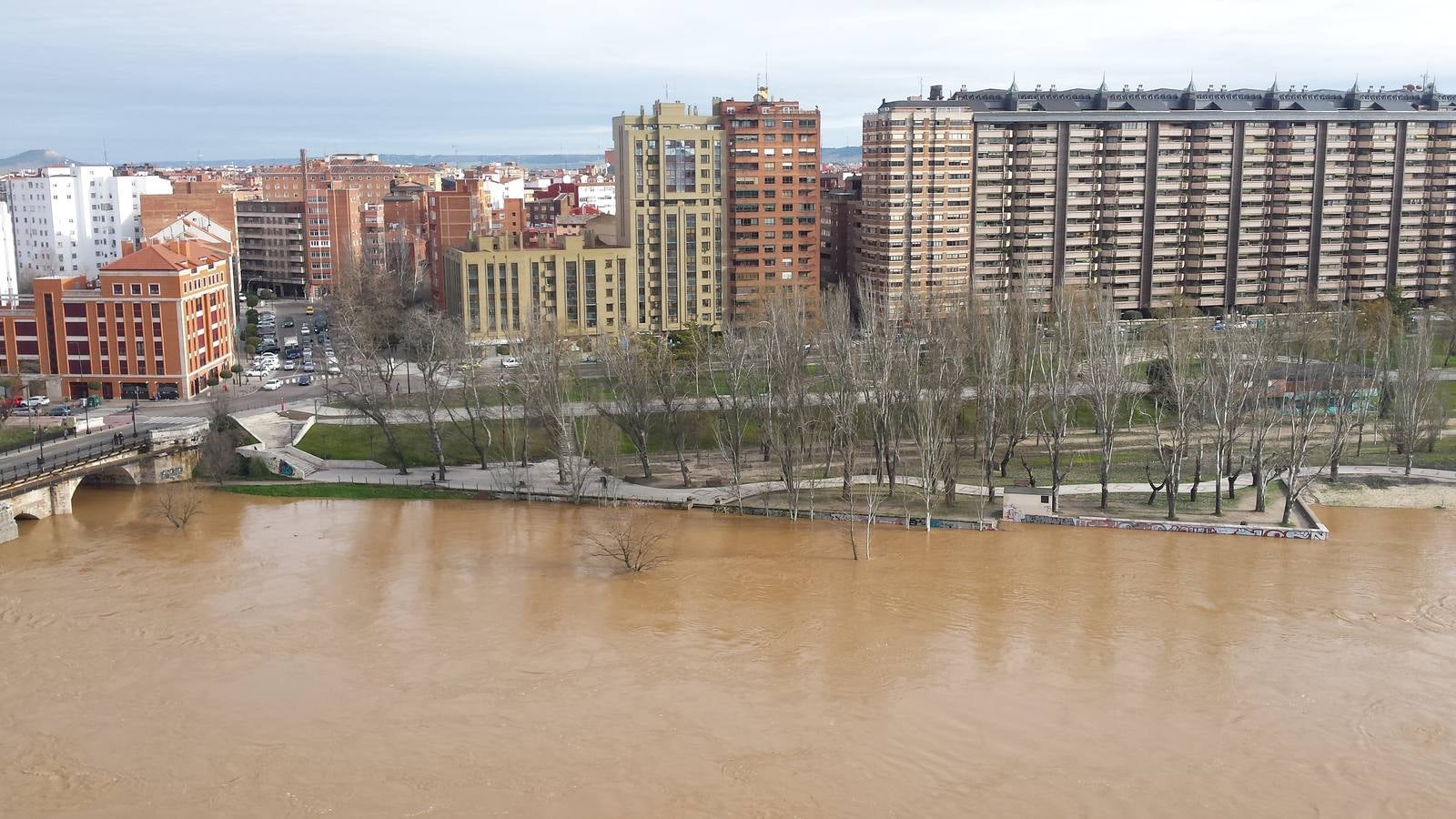 El Pisuerga supera el nivel de alerta a su paso por Valladolid