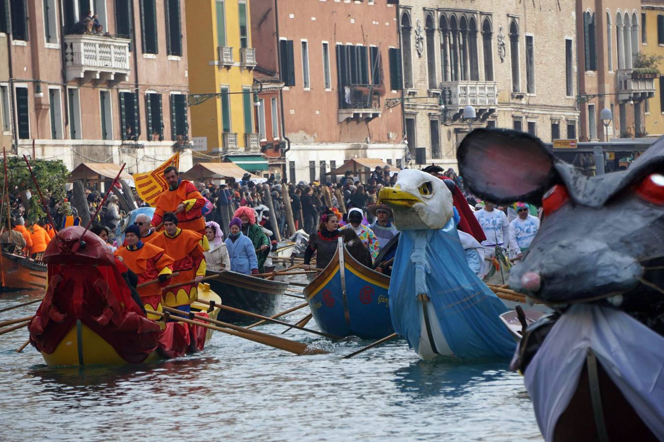 Arranca el Carnaval de Venecia con el desfile de góndolas