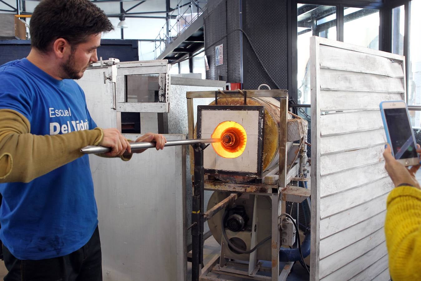 Ouka Leele en la fábrica de vidrio de La Granja