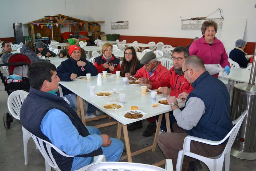 Matanza y reparto de hígado encebollado en Aldeaseca de la Frontera, Salamanca