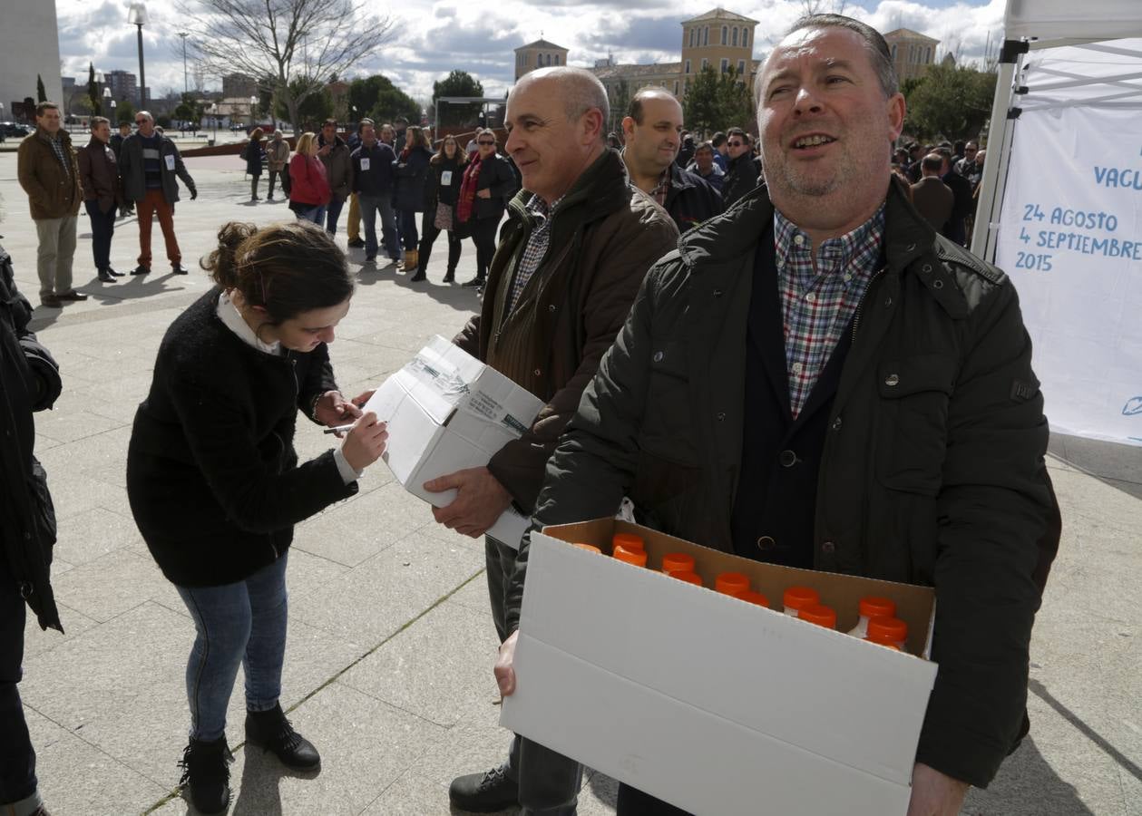 Protesta de ganaderos a las puertas de las Cortes de Castilla y León por la crisis del sector lácteo