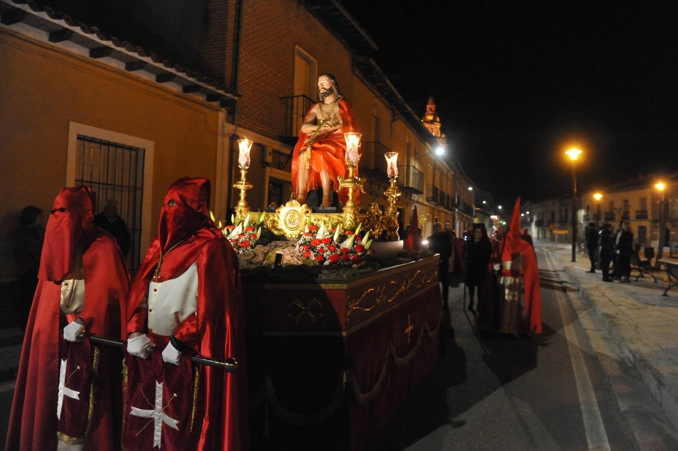 Procesión de la Vera Cruz en Nava del Rey (Valladolid)