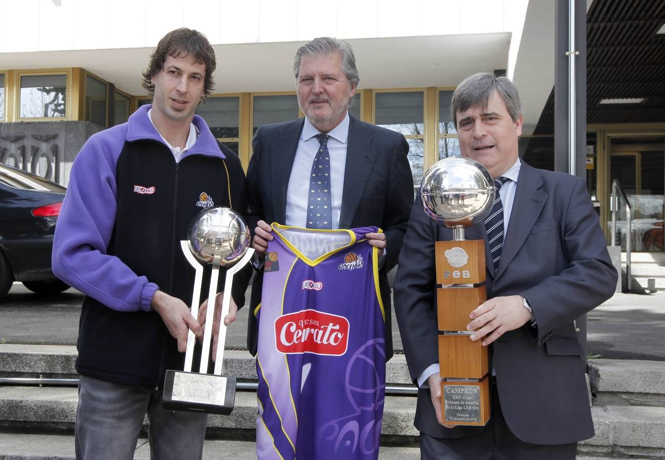 El ministro de Educación, Cultura y Deporte, Íñigo Méndez de Vigo, recibe al equipo de baloncesto Palencia Quesos Cerrato