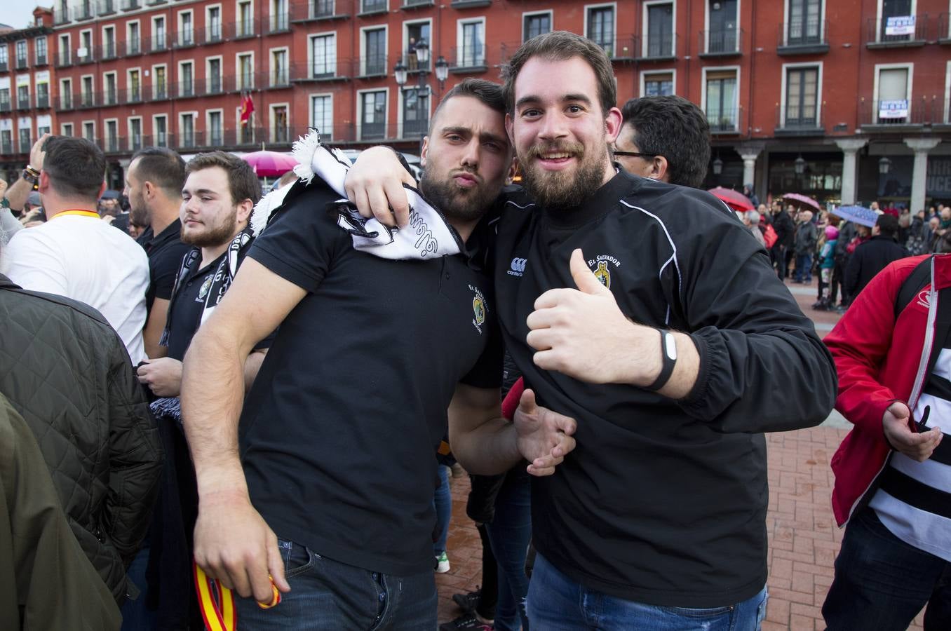 Los jugadores de El Salvador celebran la victoria en la Copa del Rey de rugby en la Plaza Mayor de Valladolid