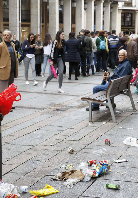 Así ha quedado la Calle Mayor de Palencia tras las colas por las entradas de la ITA