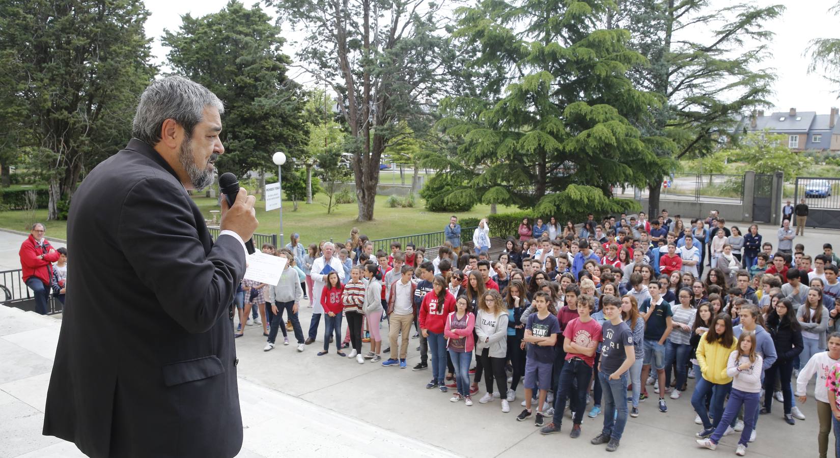 Carlos Aganzo inaugura la semana cultural del colegio del Pilar