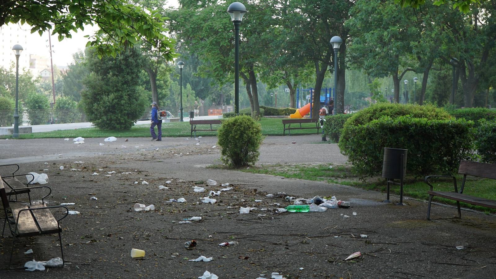 Toneladas de basura en Las Moreras tras la Noche de San Juan