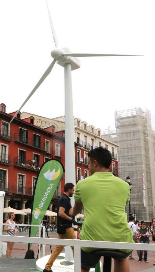 Molino de Iberdrola en la Plaza Mayor. Visita del alcalde y delegado de Iberdrola