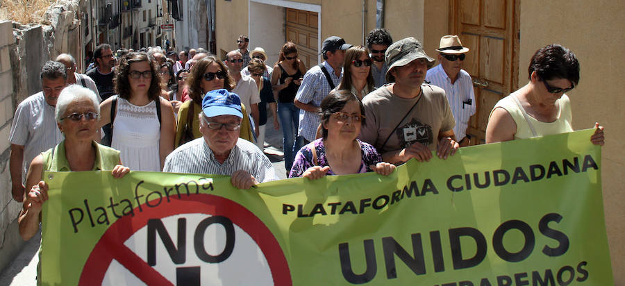 Protesta de la plataforma 'No más mierda' en Cuéllar (Segovia)