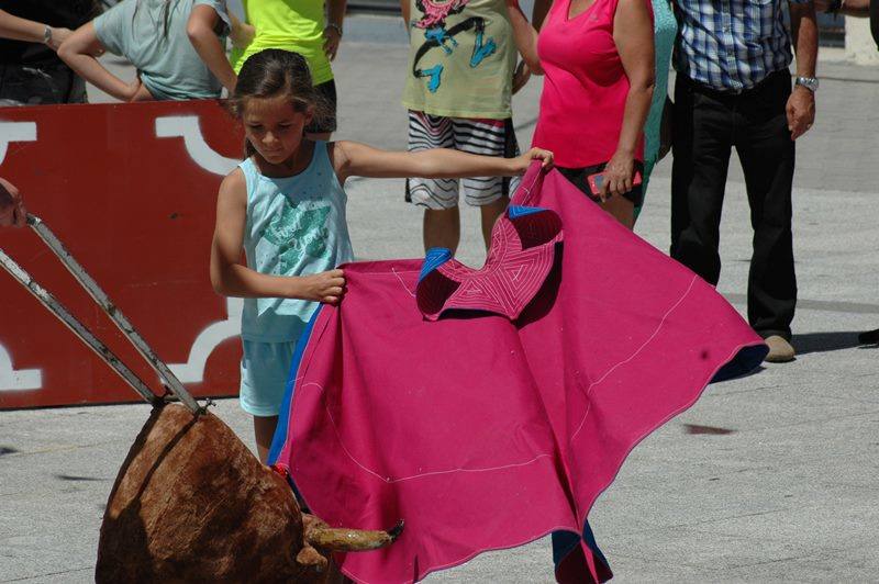 Ofrenda floral a la Virgen de la Esperanza, toros infantiles y paella en Gomecello