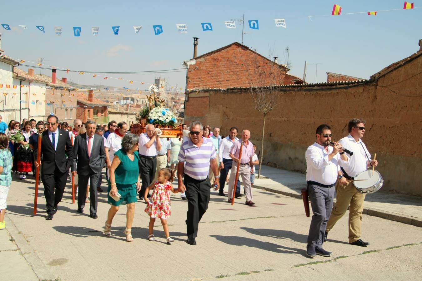 Los baltanasiegos danzan a la Virgen de Revilla