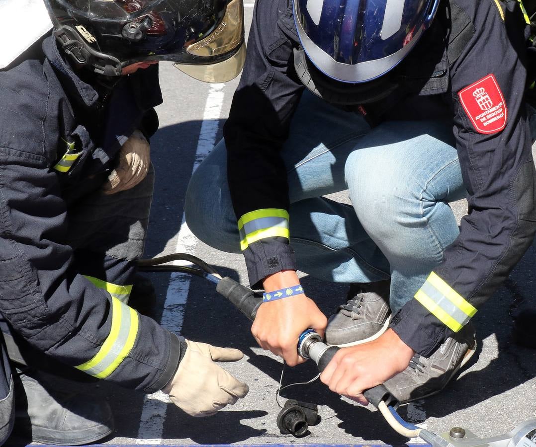 Los bomberos de Segovia realizan una demostración en el instituto María Moliner