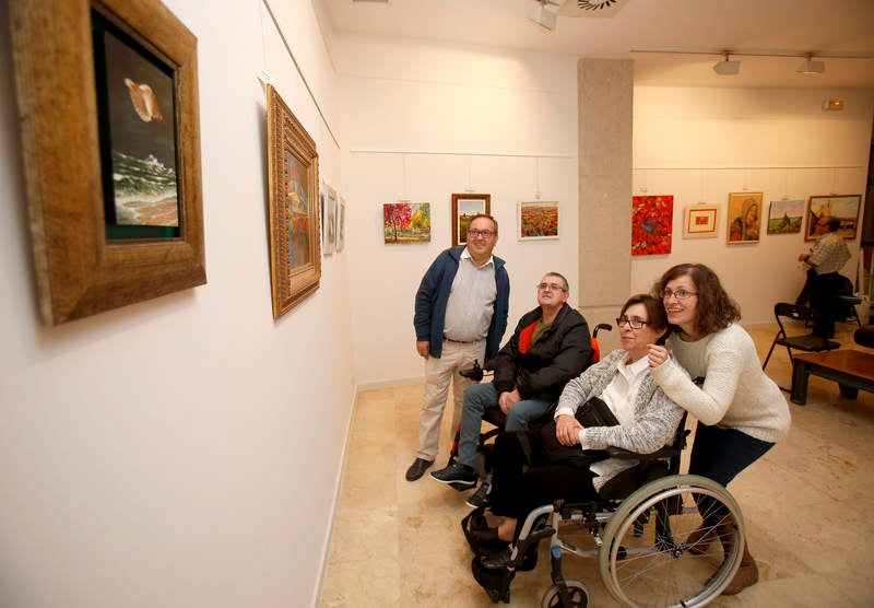La Biblioteca Pública de Palencia acoge una exposición de pintura a favor de la Asociación de Esclerosis Múltiple