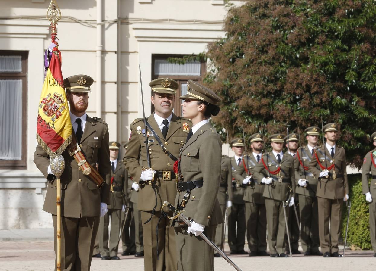 Laura Hergueta recibe el estandarte como alférez de la Academia de Caballería de Valladolid