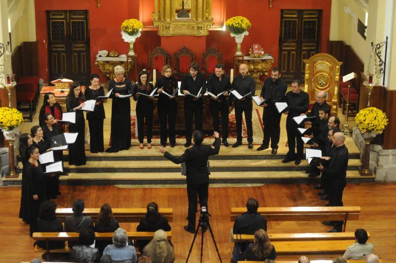 Coro Schola Antiqua cantando en la Iglesia de los Padres Carmelitas de Medina del Campo