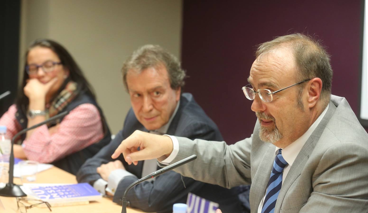 El consejero de Educación, Fernando Rey, presenta su primer libro no jurídico 'Disculpe que insista'