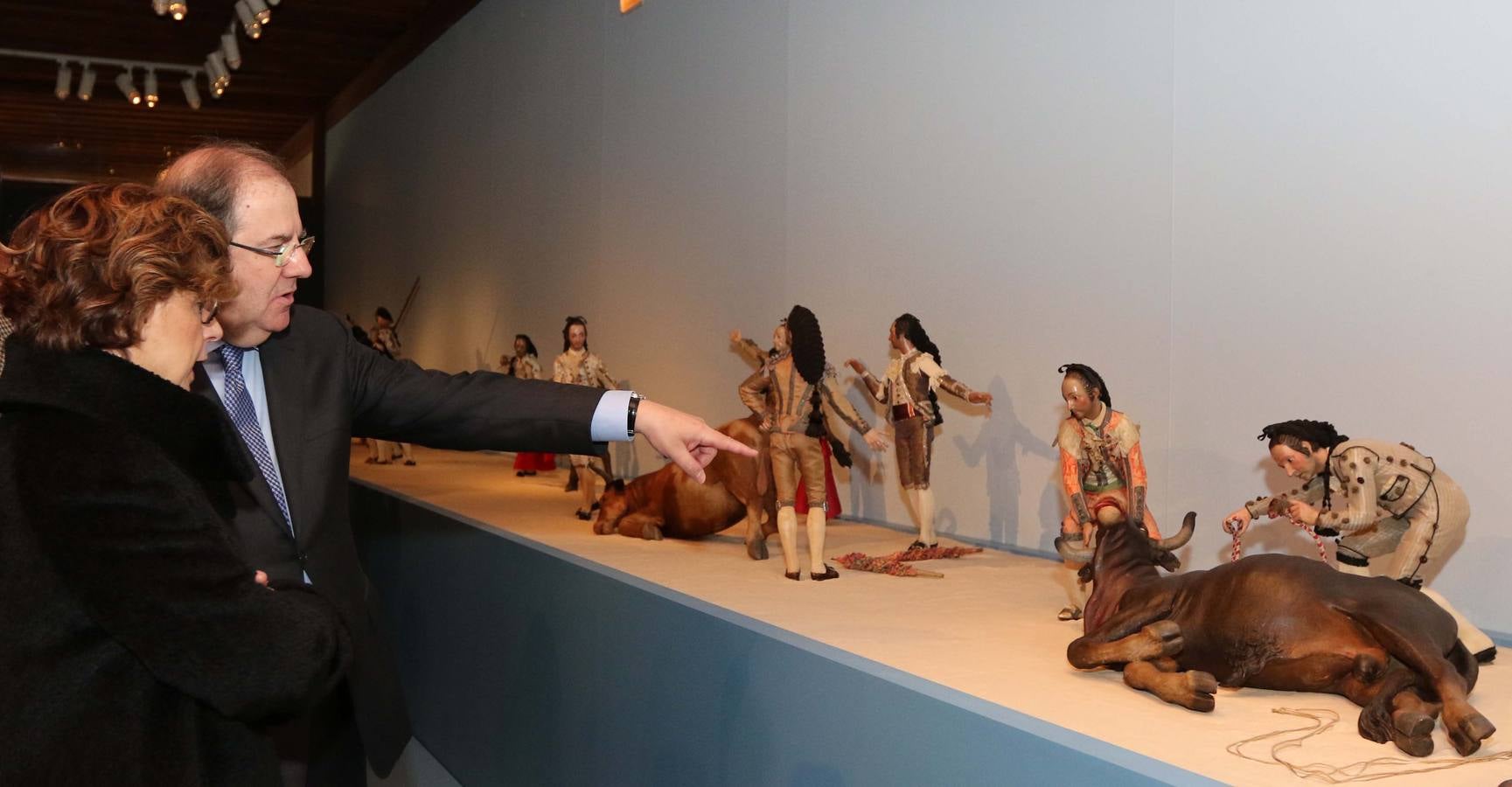 Juan Vicente Herrera inaugura la exposición 'Armarse a la suerte' en el Museo Nacional de Escultura de Valladolid