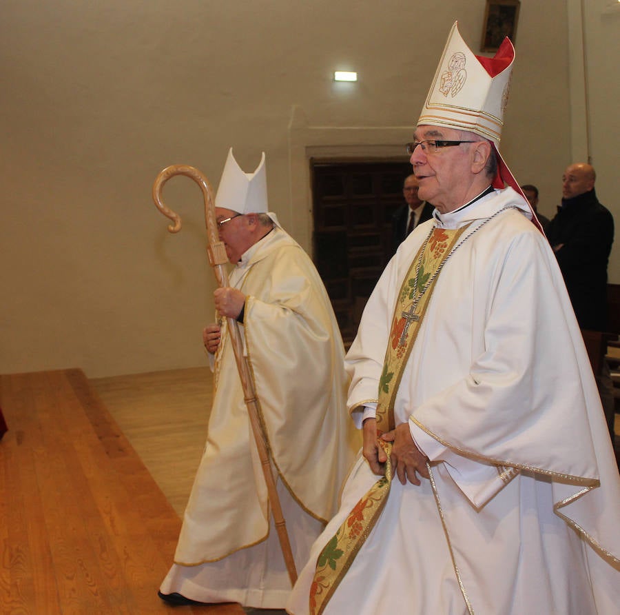 La ministra de agricultura, Isabel García Tejerina, visita la iglesia de Santa María en Fuentes de Nava fotos