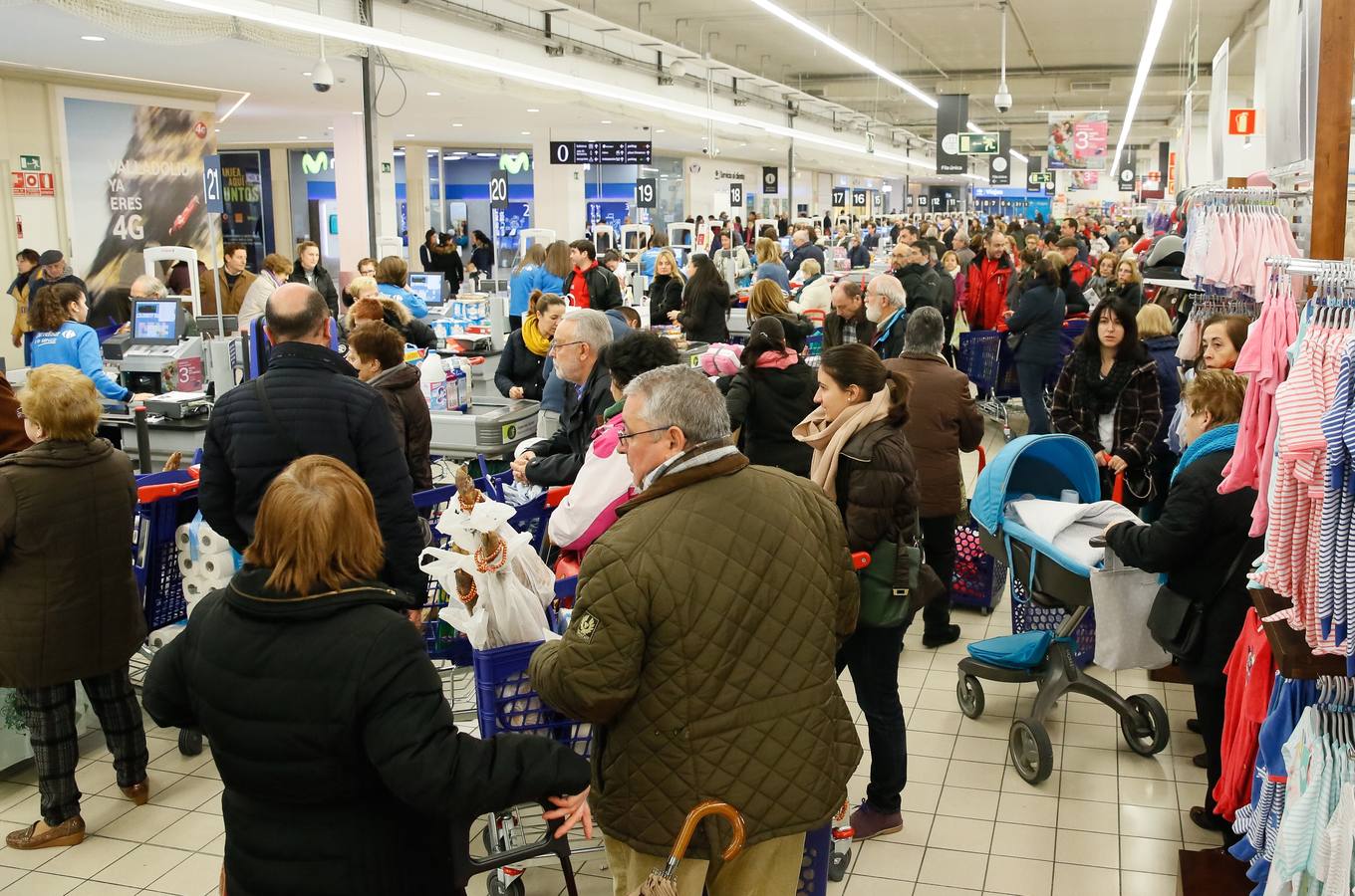 Cientos de clientes acuden el primer día de apertura del nuevo Carrefour en el centro comercial Vallsur