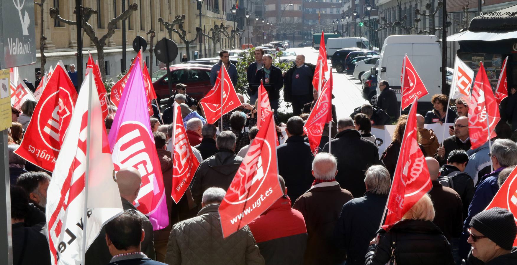 Concentración ante la Confederación Vallisoletana de Empresarios (CVE) en defensa de la negociación colectiva