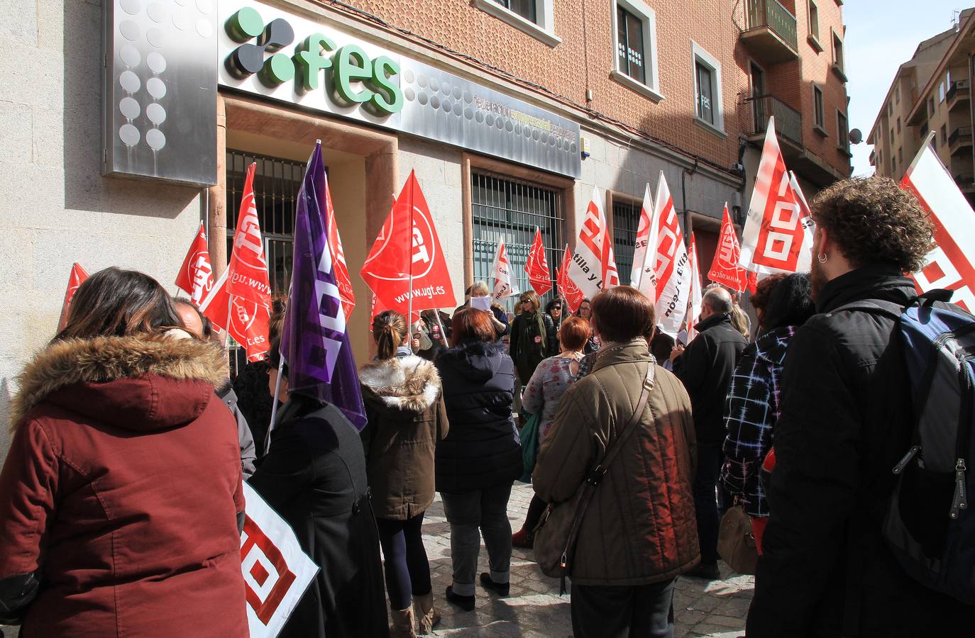 Protesta ante la sede de la Federación Empresarial Segoviana (FES) en defensa de la negociación colectiva