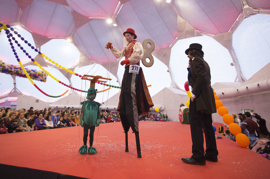 Concurso infantil de disfraces en la Cúpula del Milenio (Valladolid)