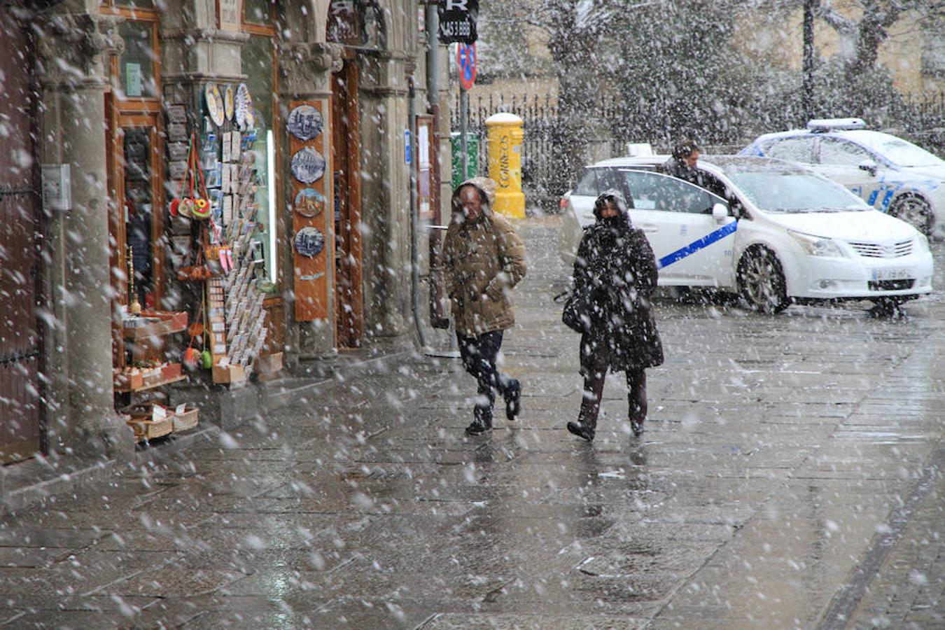 Una intensa nevada cubre Segovia