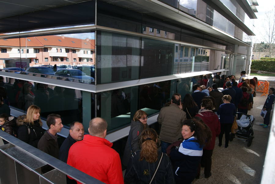 Largas colas en Arroyo para comprar entradas del concierto de David Bisbal