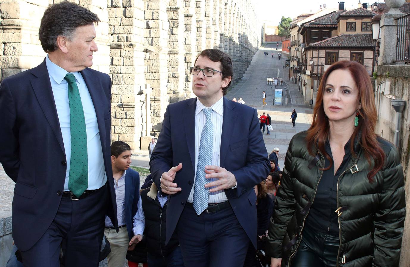 Alfonso Fernández Mañueco participa en un acto de precampaña a los pies del Acueducto