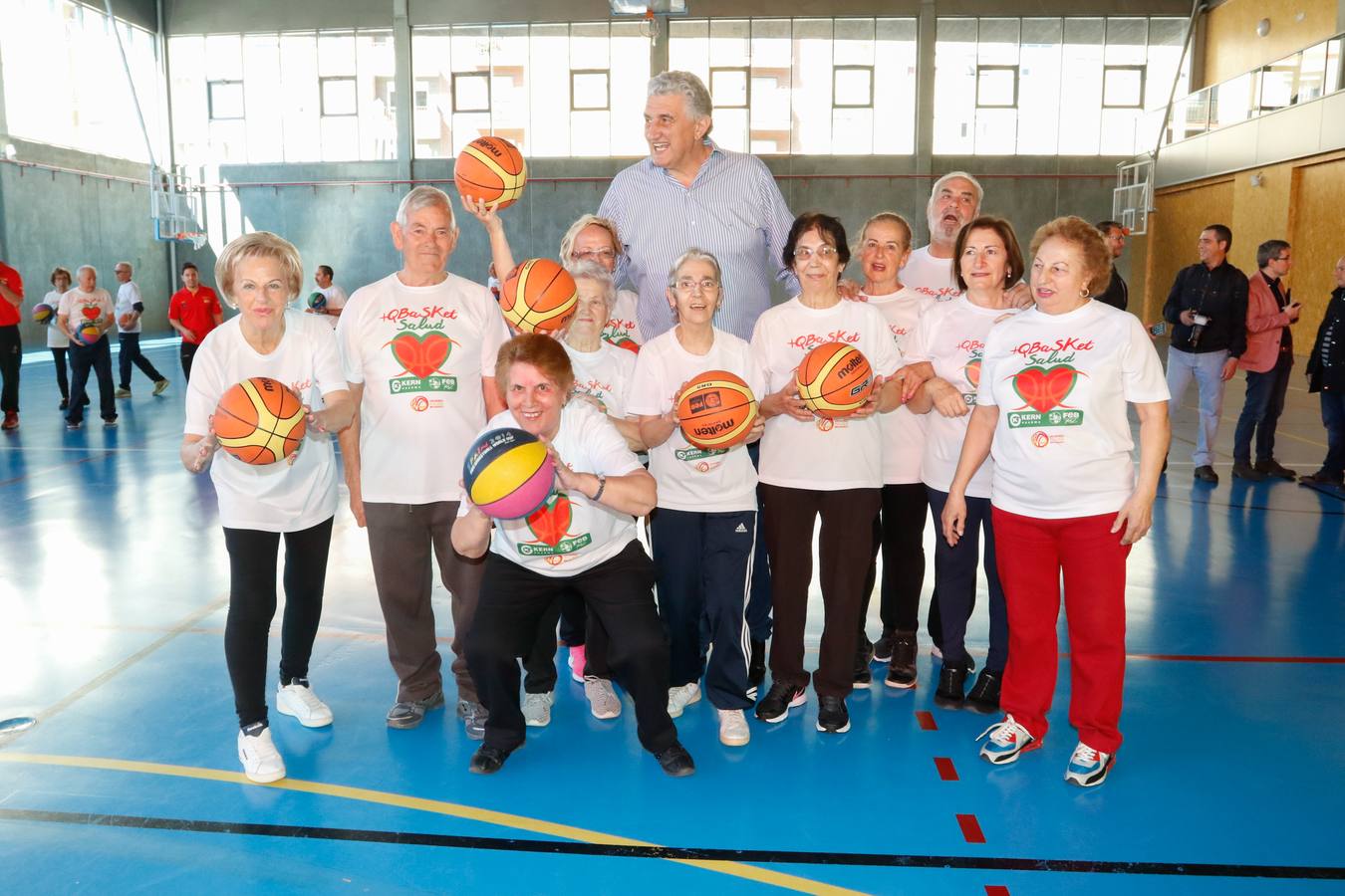 Fernando Romay hace deporte con los mayores de Salamanca en el programa +QBasket Salud