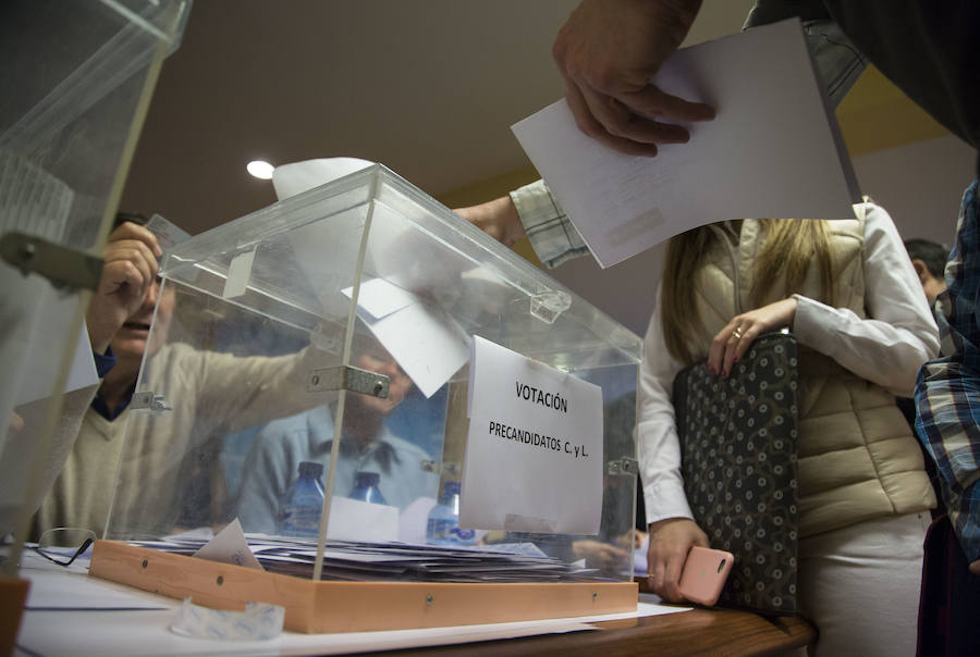 Los afiliados votan en las primarias del PP de Castilla y León en la sede regional de Valladolid