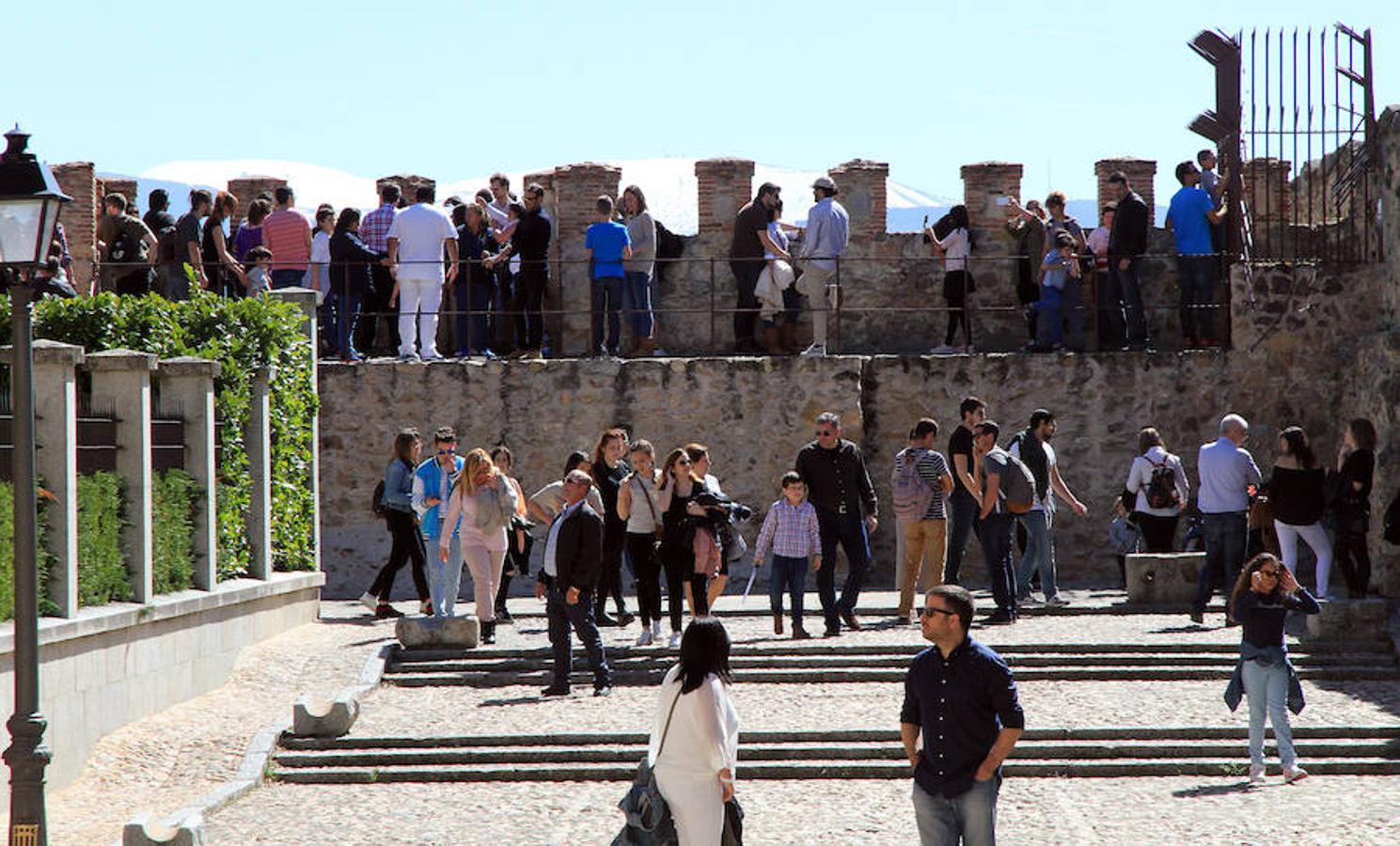 Los turistas inunda Segovia en la tarde del domingo