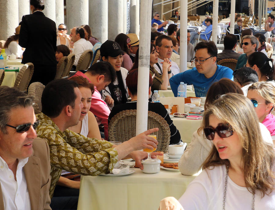 Decenas de turistas visitan Segovia durante el domingo