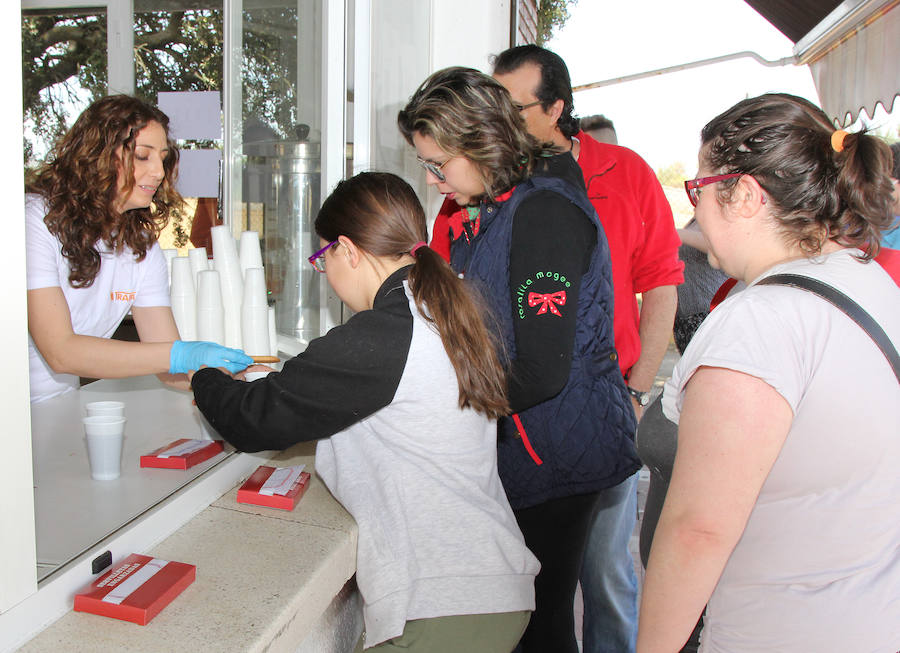 Trapa reparte chocolate en Dueñas para celebrar la Semana Santa