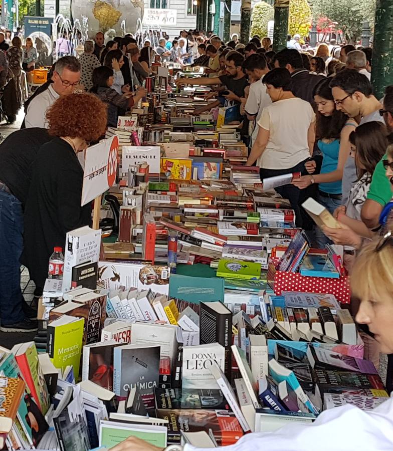 Celebración del Día del Libro en la Plaza España de Valladolid