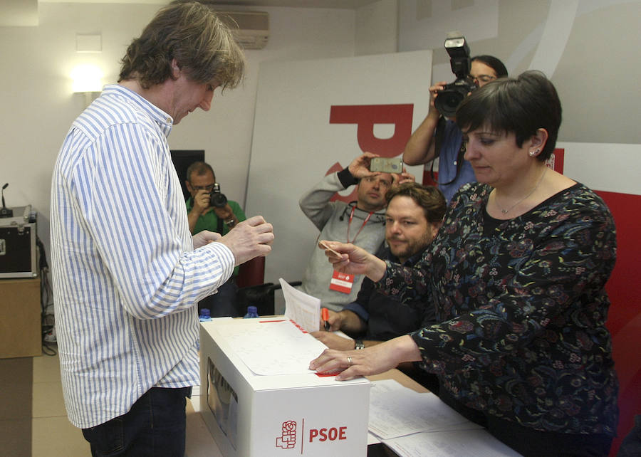 Los dirigientes del PSOE en Castilla y León votan en las primarias del partido