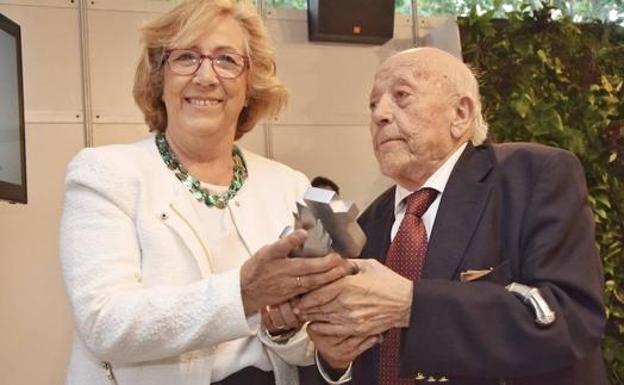 Jiménez Lozano recibe el Premio Troa por 'Se llamaba Carolina', «una historia de hombres»