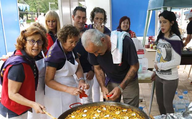 Las peñas llenan de color el Paseo del Salón