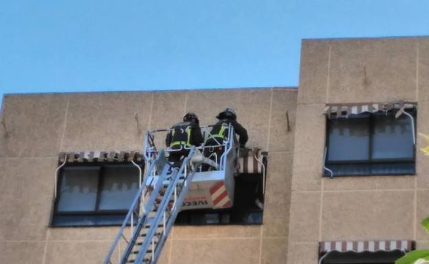 Herida leve al desprenderse unos cascotes de un edificio en República Argentina