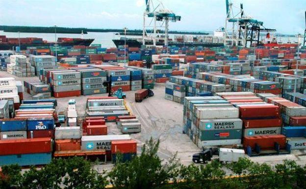 Casi el 100% de los estibadores secunda la huelga, según los sindicatos