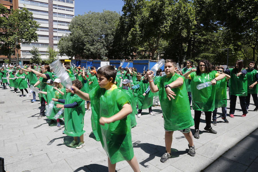 Alumnos de varios colegios de la provincia de Palencia realizan un 'flashmob' en el Día del Medio Ambiente