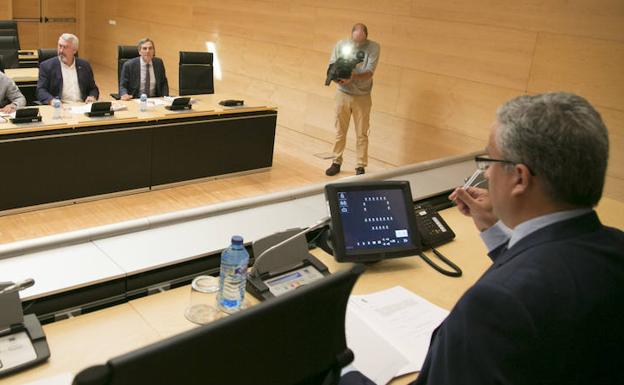 PSOE y Podemos piden a Herrera que dimita por la petición de la Fiscalía para que se impute a Villanueva en el caso Perla Negra