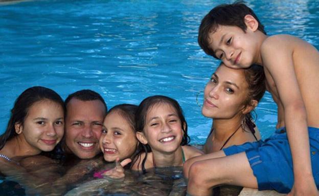 Jennifer Lopez muestra su lado más familiar